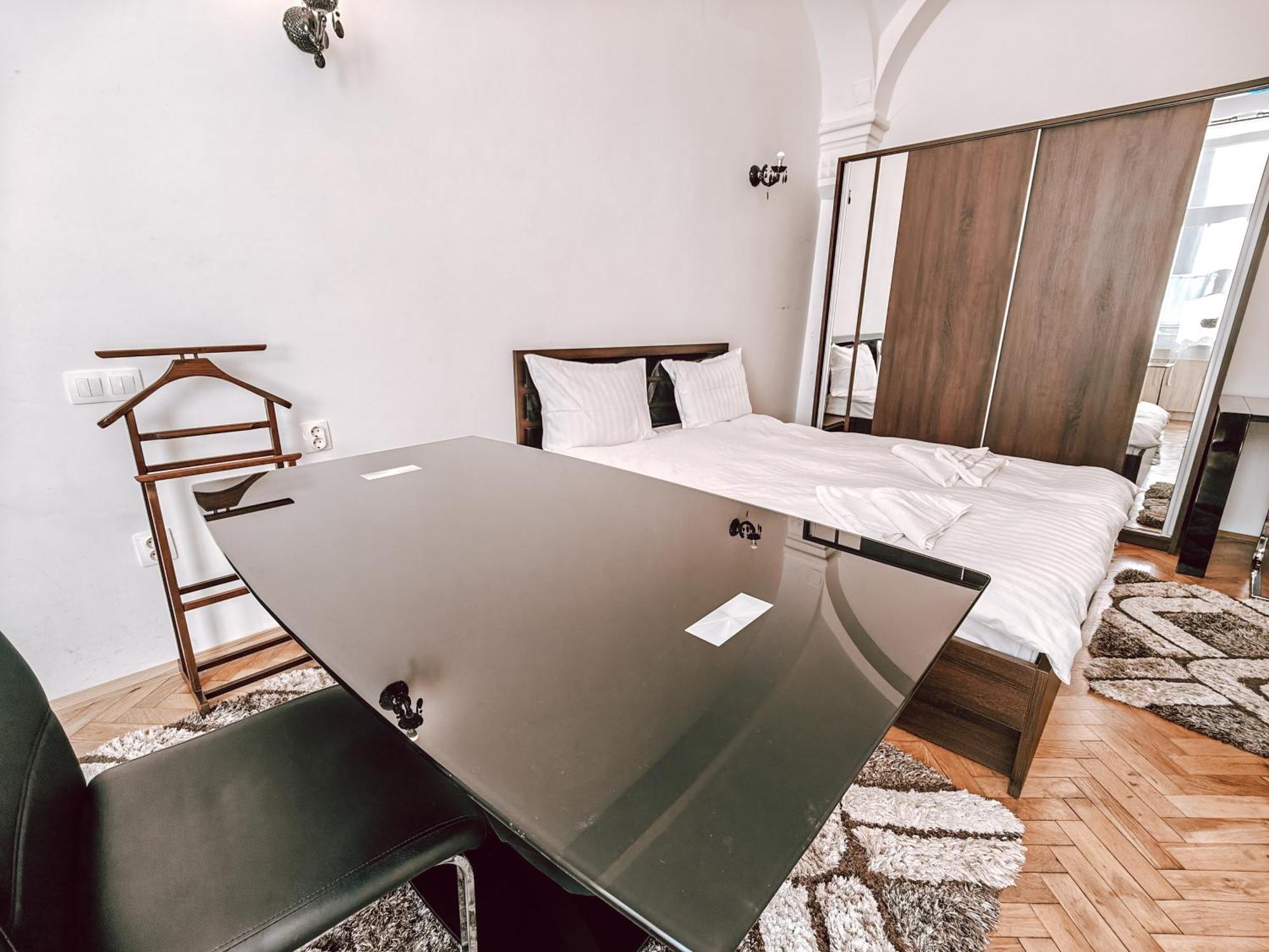 Berindei Studio - City Center - Private Parking Cluj-Napoca Extérieur photo