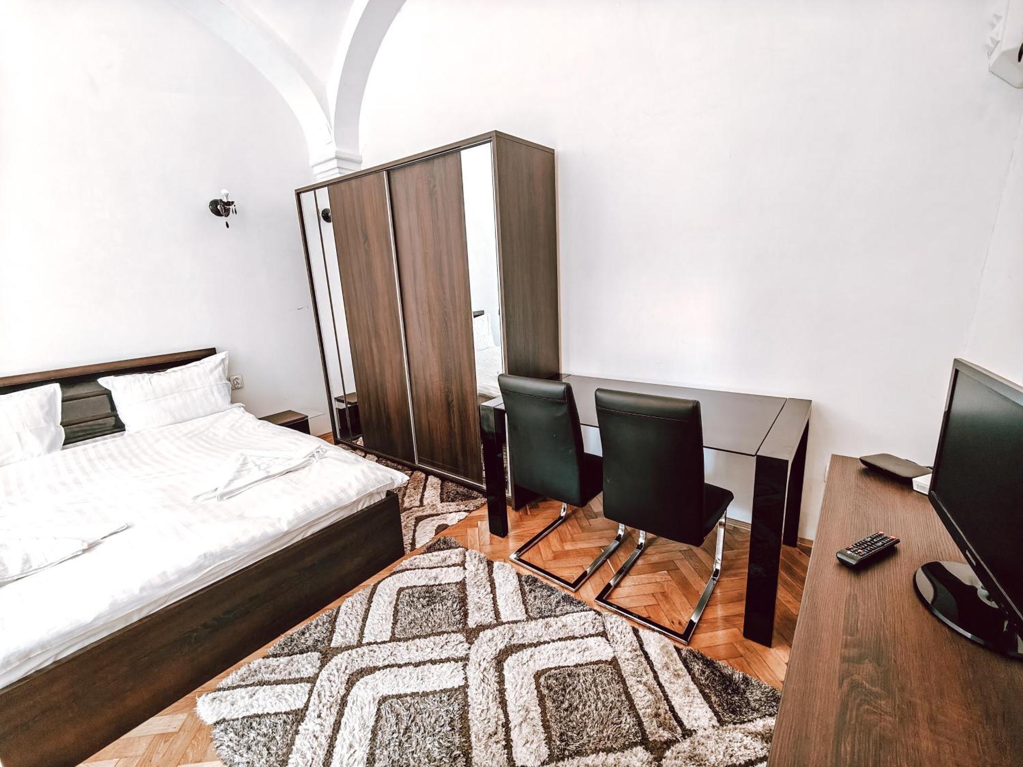 Berindei Studio - City Center - Private Parking Cluj-Napoca Extérieur photo